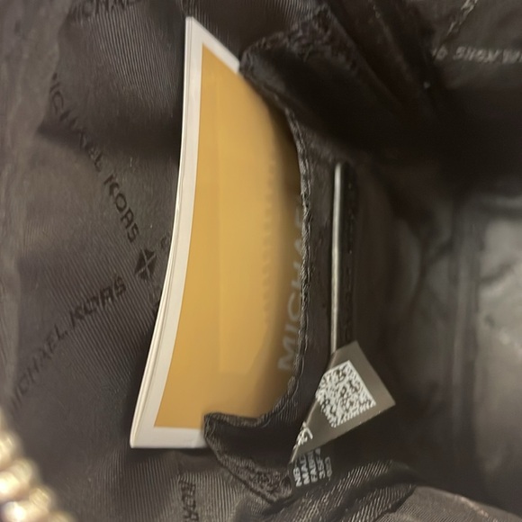 Michael Kors Jet Set Medium Signature Logo Crossbody Bag
Black /Silver Jacquard - Picture 5 of 16